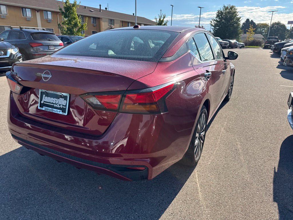 Used 2025 Nissan Altima 2.5 SV FWD image 3