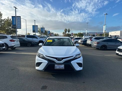 Used 2019 Toyota Camry SE FWD image 1
