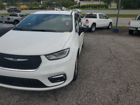 Used 2025 Chrysler Pacifica Select FWD image 2