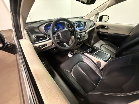 Used 2024 Chrysler Pacifica Touring-L image 2