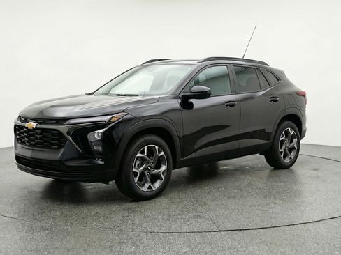 Used 2025 Chevrolet Trax LT image 3