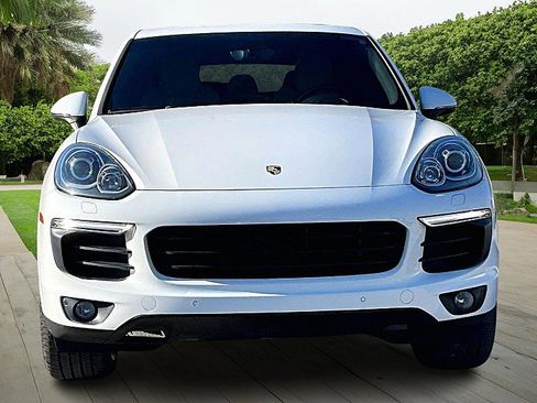 Used 2018 Porsche Cayenne Platinum Edition w/ Premium Package image 3