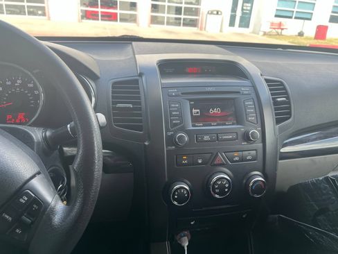 Used 2013 Kia Sorento LX w/ Convenience Pkg FWD image 12