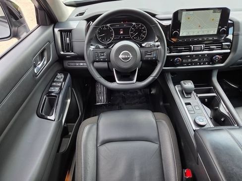 Used 2022 Nissan Pathfinder SL AWD/4WD image 4