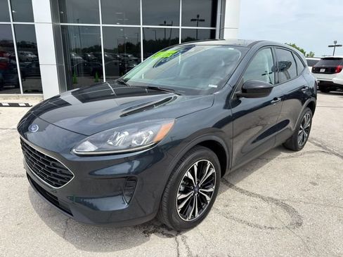Used 2022 Ford Escape SE w/ SE Sport Appearance Package AWD/4WD image 3