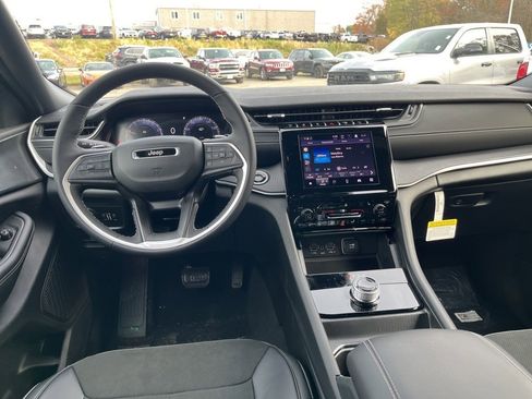 New 2025 Jeep Grand Cherokee Altitude image 17