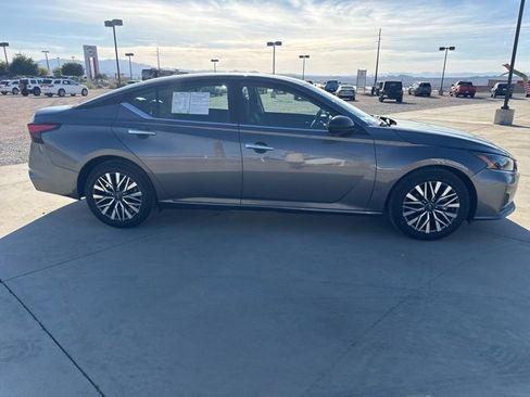Used 2024 Nissan Altima 2.5 SV image 5