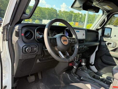 Used 2025 Jeep Wrangler Unlimited Rubicon AWD/4WD image 15