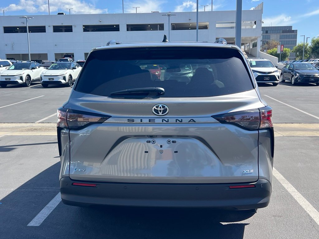 Used 2026 Toyota Sienna XLE FWD image 5