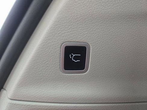 Used 2023 Chrysler Pacifica Touring-L image 16