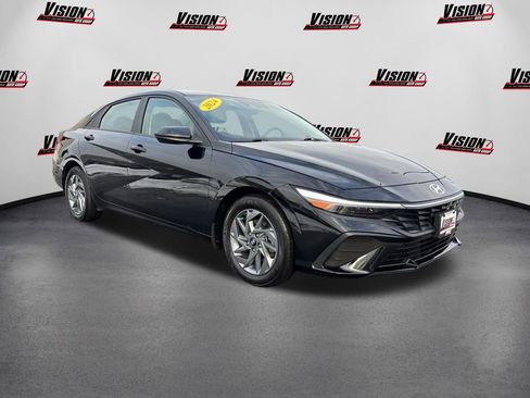 Used 2024 Hyundai Elantra SEL image 3