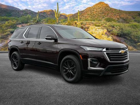 Used 2023 Chevrolet Traverse LT image 2