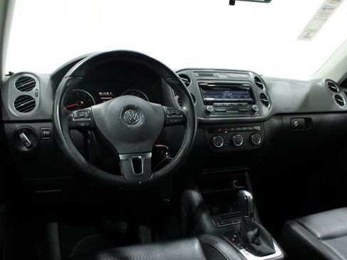 Used 2014 Volkswagen Tiguan SE FWD image 2