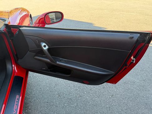 Used 2006 Chevrolet Corvette Coupe w/ Preferred Equipment Group RWD image 16