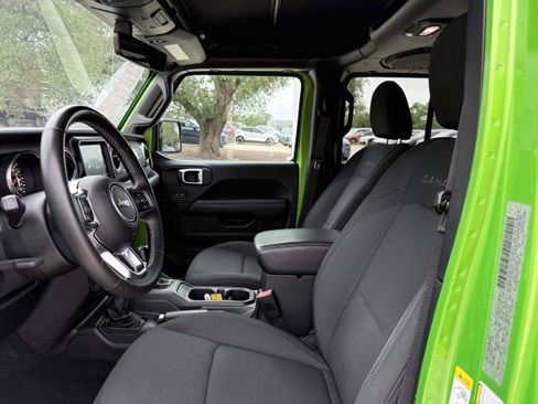 Used 2018 Jeep Wrangler Unlimited Sahara AWD/4WD image 12
