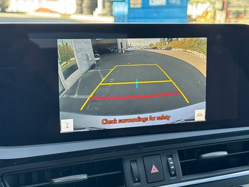 Used 2024 Lexus ES 300h w/ Premium Package image 18