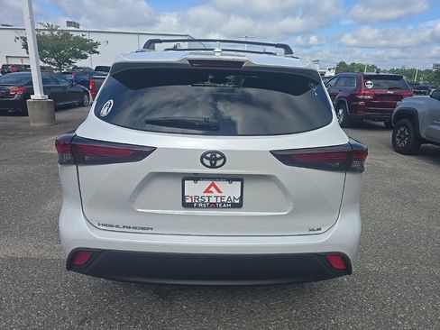 Used 2024 Toyota Highlander XLE FWD image 6