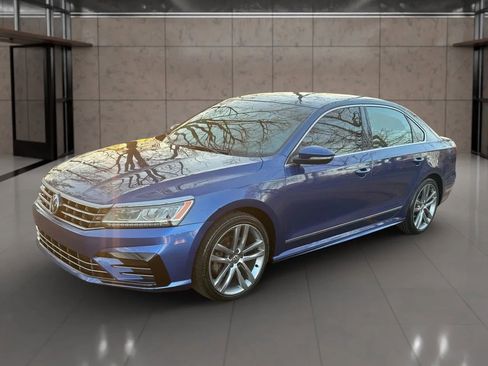 Used 2016 Volkswagen Passat 1.8T R-Line w/ R-Line Lighting Package image 2
