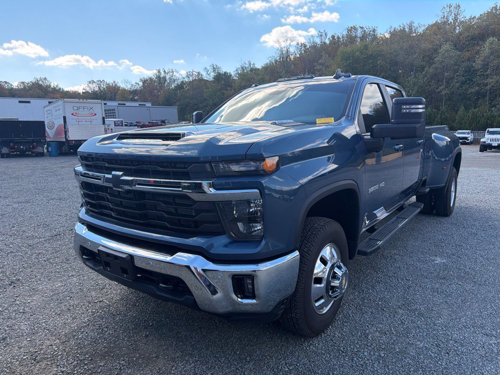 Used 2026 Chevrolet Silverado 3500 LT w/ Safety Package AWD/4WD image 3
