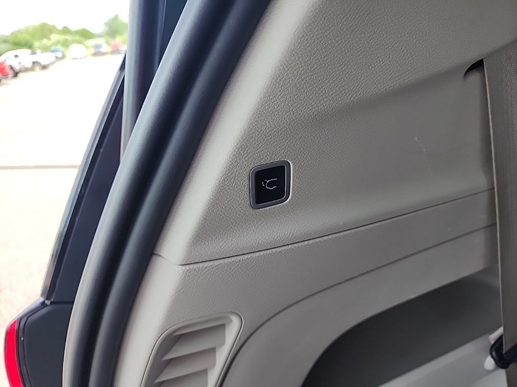 Used 2023 Chrysler Voyager LX FWD image 25