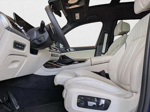 Used 2025 BMW X7 M60i w/ Executive Package image 4