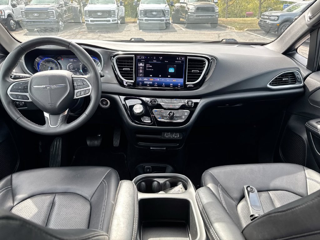 Used 2025 Chrysler Pacifica Select FWD image 10