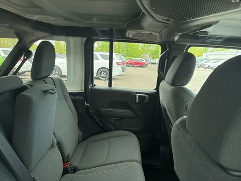 Used 2025 Jeep Wrangler Unlimited Sahara AWD/4WD image 8