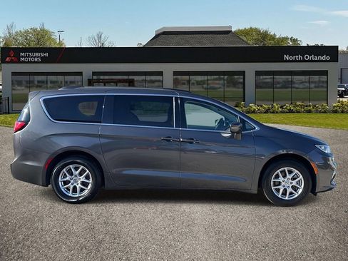 Used 2022 Chrysler Pacifica Touring-L image 2