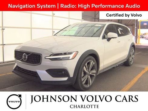 Used 2025 Volvo V60 B5 Cross Country Plus image 3