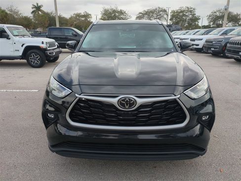 Used 2024 Toyota Highlander LE image 4