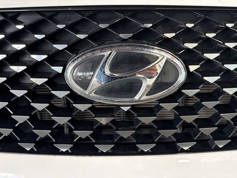 Used 2024 Hyundai Venue Limited FWD image 13