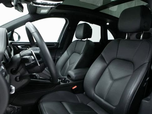 Certified 2025 Porsche Macan image 5