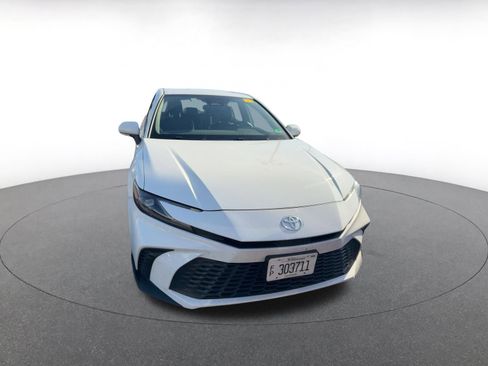Used 2025 Toyota Camry SE image 2