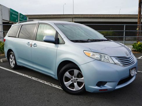 Used 2017 Toyota Sienna LE image 5