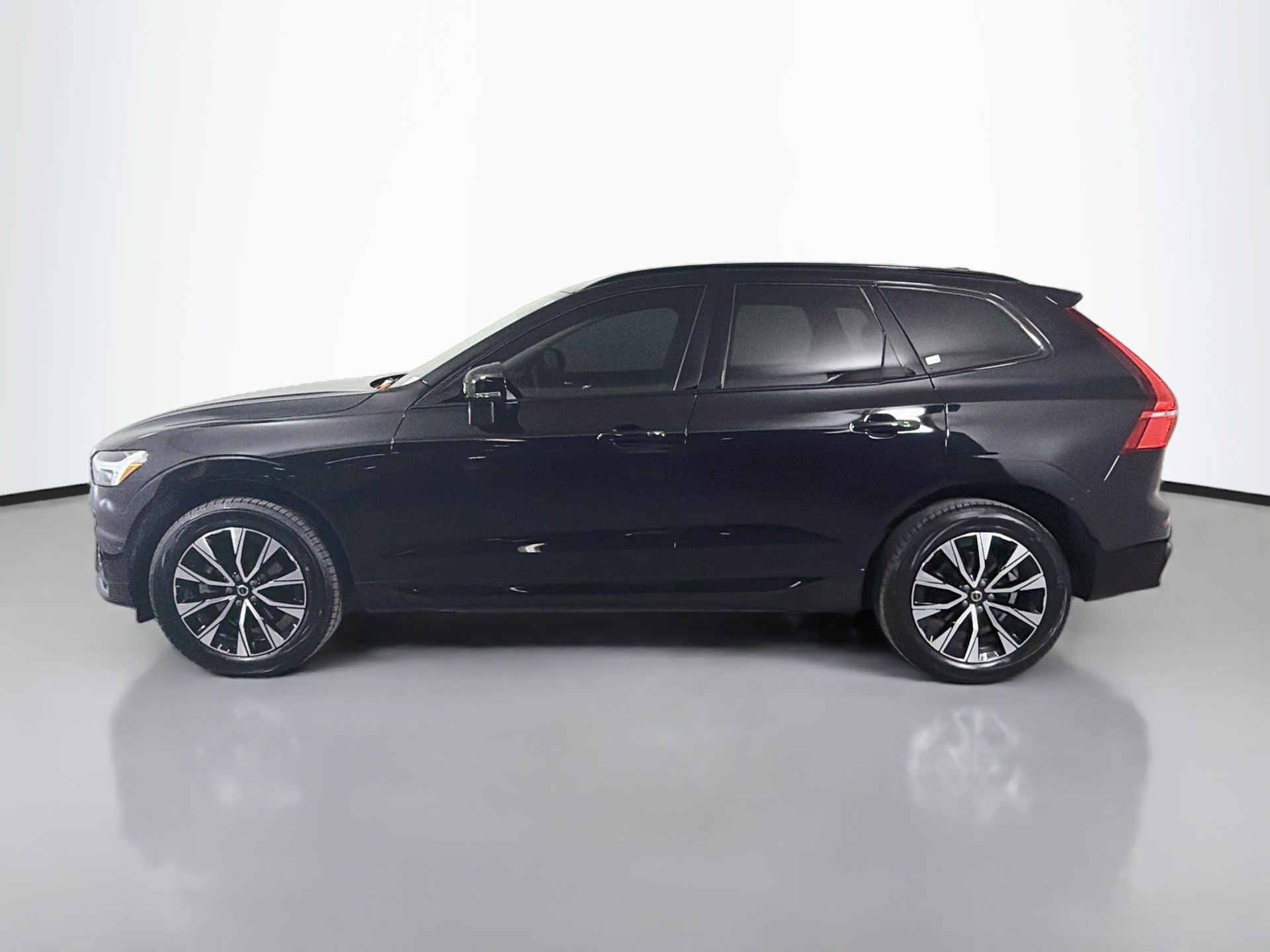 Used 2024 Volvo XC60 B5 Plus w/ Protection Package Premier AWD/4WD image 8