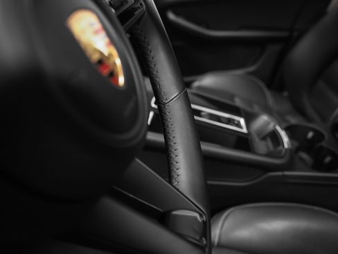 Certified 2023 Porsche Macan image 34