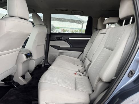 Used 2019 Toyota Highlander LE FWD image 25