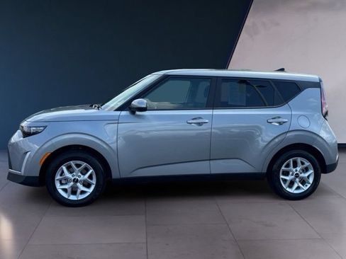 Certified 2025 Kia Soul LX w/ LX Technology Package FWD image 2