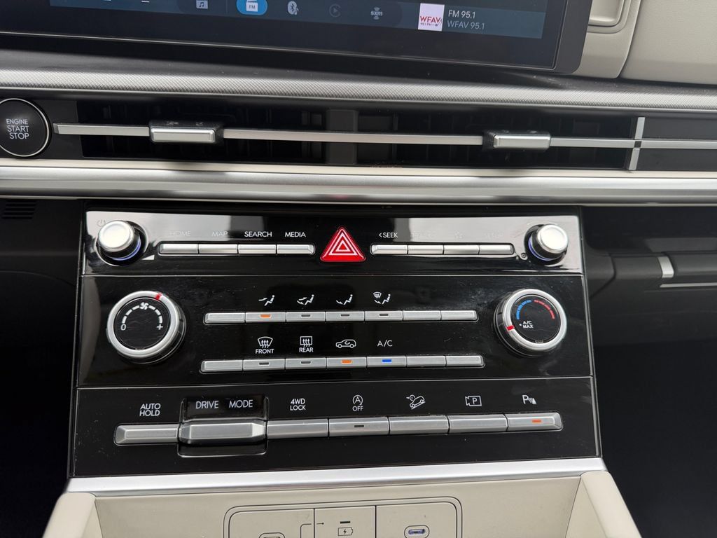 Used 2025 Hyundai Santa Fe SE AWD/4WD image 11