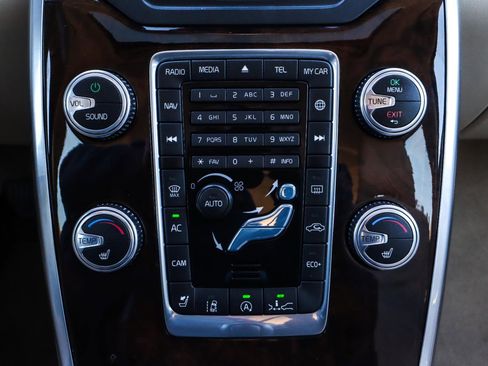 Used 2016 Volvo XC70 T5 Platinum w/ Protection Package image 30