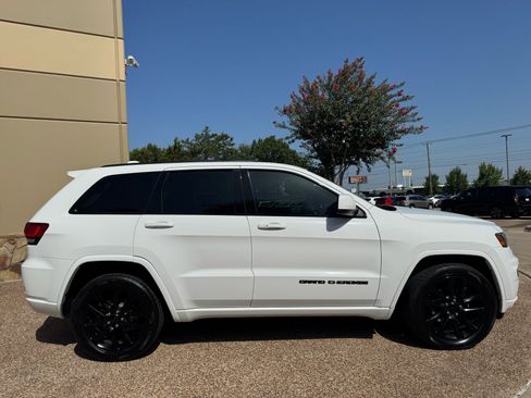 Used 2019 Jeep Grand Cherokee Altitude AWD/4WD image 10