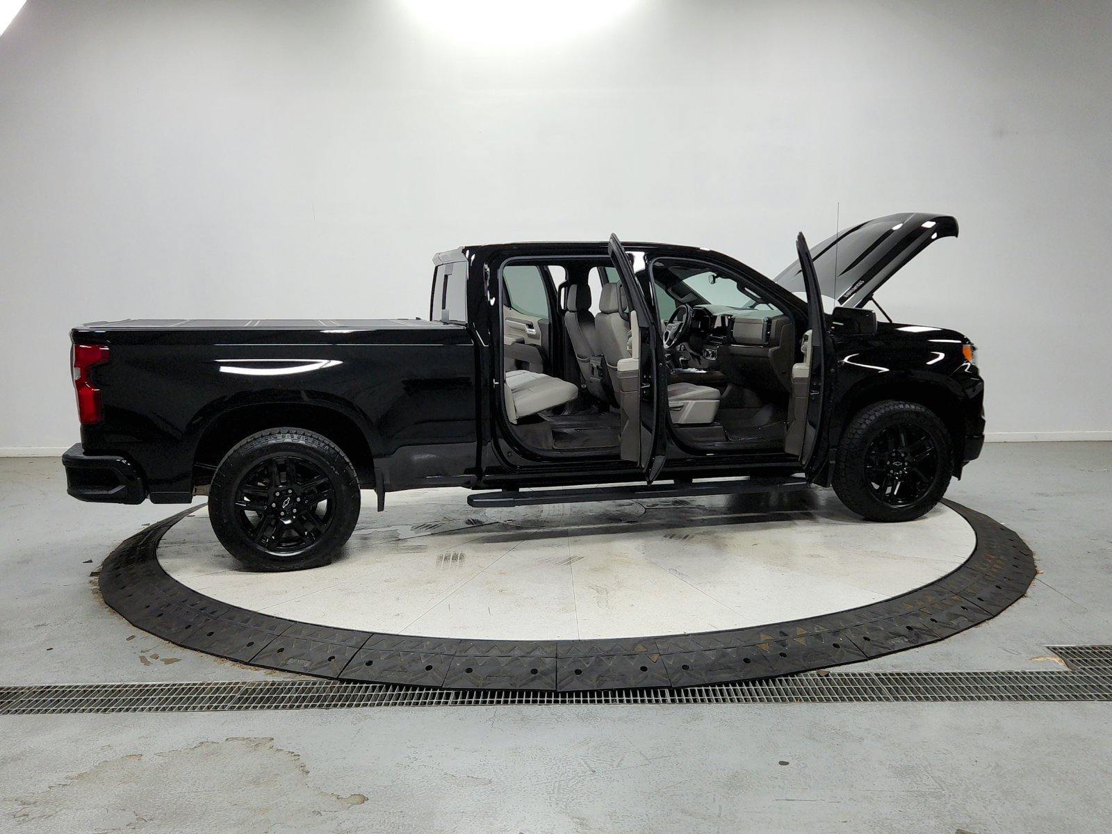 Used 2024 Chevrolet Silverado 1500 RST AWD/4WD image 17