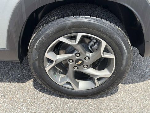 Certified 2025 Chevrolet Trax LT w/ LT Convenience Package FWD image 5