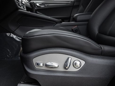 Certified 2026 Porsche Macan AWD/4WD image 21