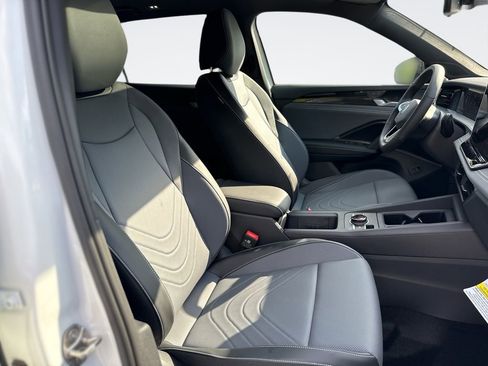New 2026 Volkswagen Tiguan SE R-Line FWD image 24