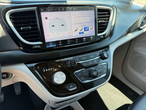 Used 2023 Chrysler Pacifica Touring-L FWD image 17