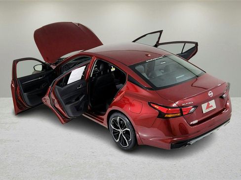 Used 2024 Nissan Altima 2.5 SR FWD image 19
