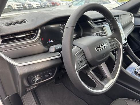 New 2025 Jeep Grand Cherokee Altitude image 11