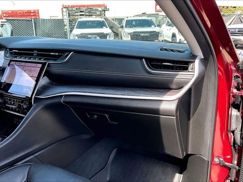 Used 2023 Jeep Grand Cherokee Limited w/ Luxury Tech Group II AWD/4WD image 19