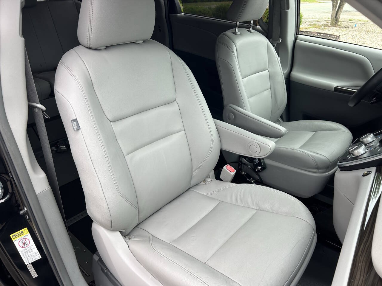 Used 2017 Toyota Sienna XLE FWD image 24